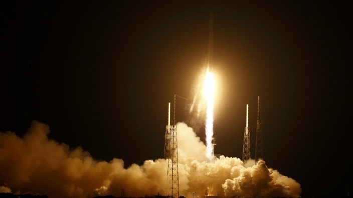 US-Unternehmen SpaceX: Der Start der unbemannten Rakete Falcon 9 gelang im dritten Anlauf.