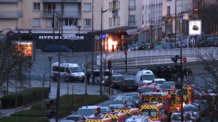 TV-Sender BFMTV: Der jüdische Supermarkt in Porte de Vincennes, Paris, während der Stürmung durch die Polizei. Kurz zuvor hatte der Attentäter Coulibaly mit der Redaktion des Nachrichtensenders BFMTV telefoniert.