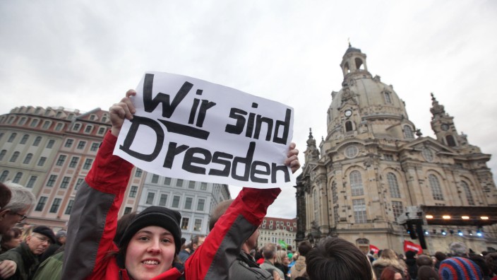 Rund 35 000 Menschen haben am Samstag 10 01 2015 in Dresden für Weltoffenheit und Toleranz demonst