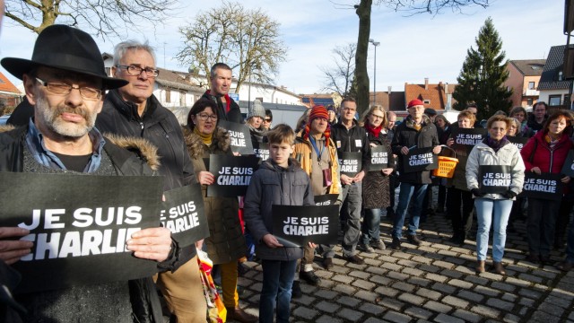 Demo für Meinungsfreiheit: Spontan hat Grünen-Stadtrat Wolfgang Huber (links) zu der Demonstration aufgerufen. Mehr als 200 Menschen bekunden Solidarität mit den Opfern.