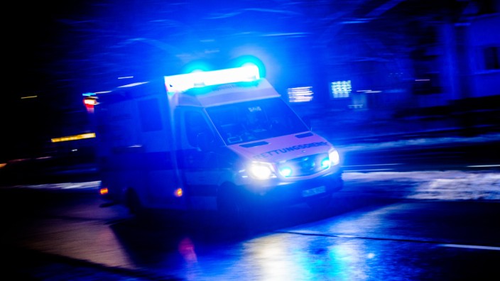 Gesundheit: Wenn sich die Patienten auf dem Flur der Klinik stauen, hilft auch das Blaulicht eines Rettungswagens wie hier in München wenig.