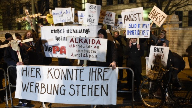Nolegida in Leipzig: "Bier trinkt das Volk!": Gegendemonstranten verhöhnen mit Spaßplakaten die Legida-Anhänger.