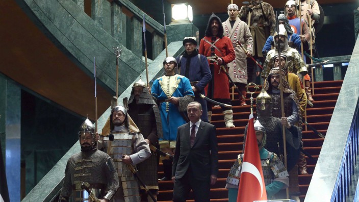 Bizarrer Auftritt in der Türkei: Präsident Erdoğan umringt von 16 Männern in Rüstungen in seinem Palast in Ankara.