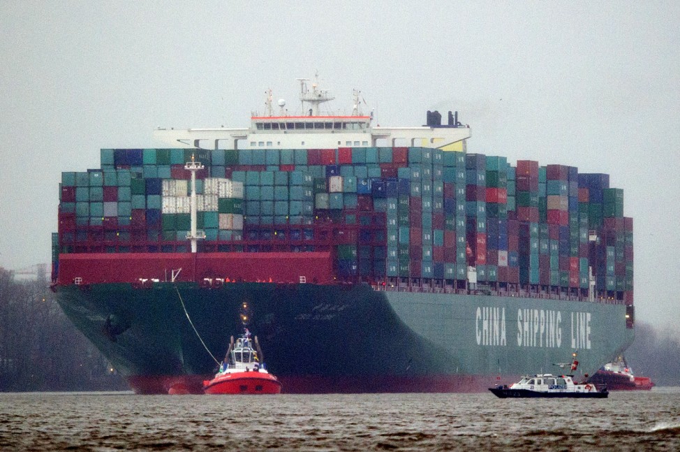 Größtes Schiff der Welt besucht Hamburg