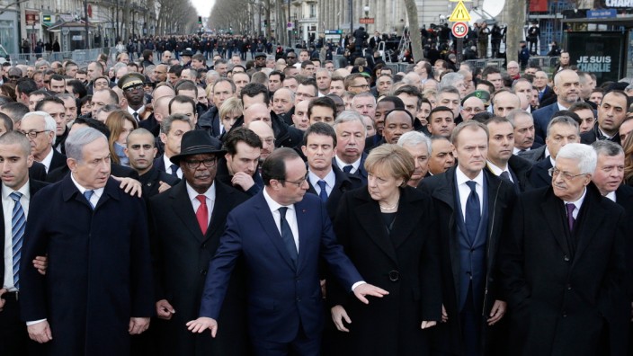 Bild von Kundgebung in Paris: Nur scheinbar an der Spitze der Pariser Demonstration: Israels Premier Netanjahu, Malis Präsident Keita, Frankreichs Präsident Hollande, Kanzlerin Merkel, EU-Ratspräsident Tusk und Palästinenserpräsident Abbas