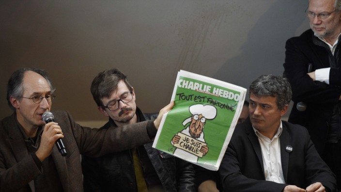 Die Redakteure Gerard Briard, Renald Luzier und Patrick Pelloux des Satiremagazins Charlie Hebdo. Rechts Liberation-Chefredakteur Laurent Joffrin.