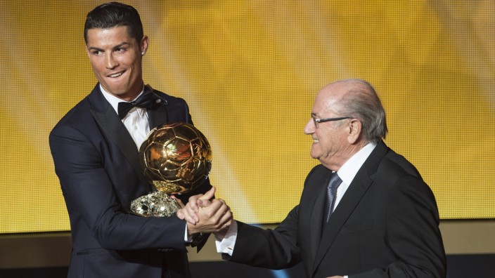 Weltfußballer des Jahres: Hat den Pokal: Cristiano Ronaldo (links) mit Fifa-Präsident Sepp Blatter