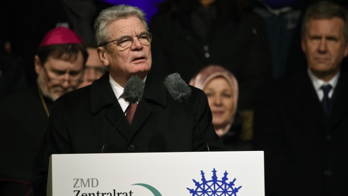 Gauck nach Anschlägen in Frankreich: Bundespräsident Gauck spricht bei der Mahnwache am Brandenburger Tor in Berlin.