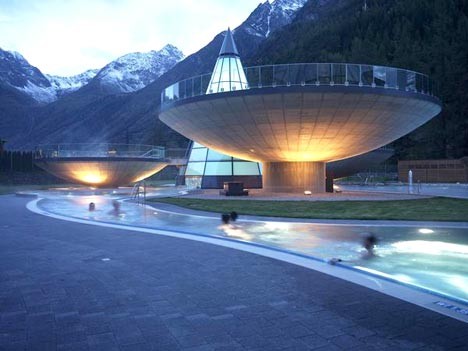 Moderne Architektur in den Alpen: Aquadome Spa in Längenfeld/Tirol