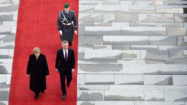 Nato-Generalsekretär Stoltenberg bei Merkel: Man mag sich, man läuft synchron: Kanzlerin Angela Merkel heißt Jens Stoltenberg mit militärischen Ehren willkommen.