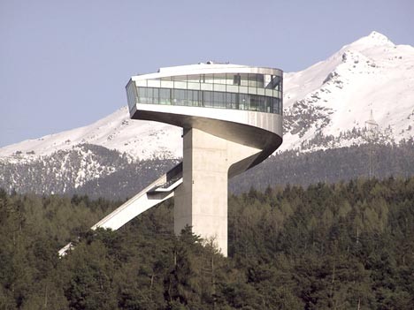 Moderne Architektur in den Alpen: Skisprungschanze Bergisel in Tirol