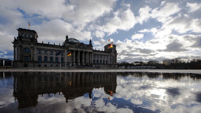 Seenlandschaft vor dem Reichstag