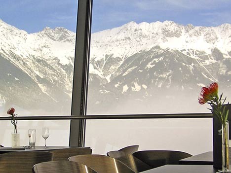 Moderne Architektur in den Alpen: Sprungschanze Bergisel bei Innsbruck