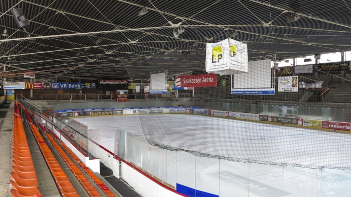 Neubau von Eishockey-Arena: Notdürftig hergerichtet: Die Halle in Kaufbeuren war einsturzgefährdet, eine neue wird gebaut.