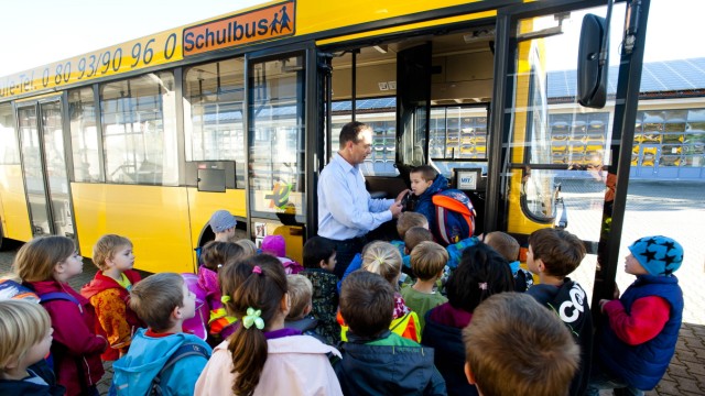 Schulbusse: In der Schulbusschule lernen Kindern, selbst dann noch geordnet in den Bus einzusteigen, wenn der Magen schon in Erwartung des Mittagessens knurrt.