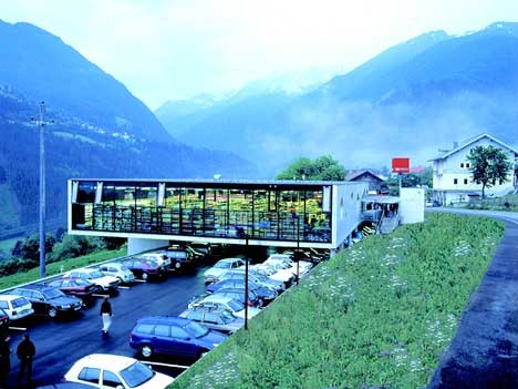 Moderne Architektur in den Alpen: MPREIS-Markt in Wenns