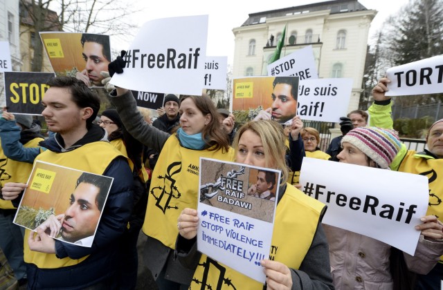 Saudi blogger flogged in public protest