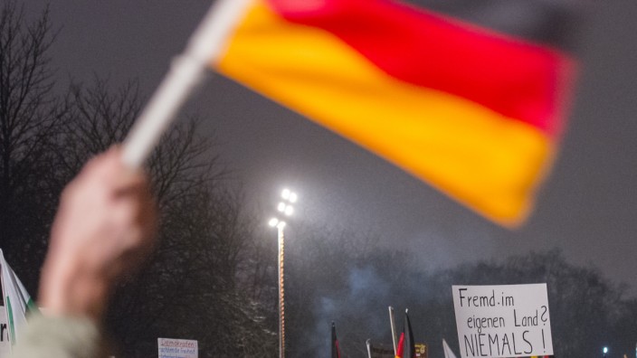 Pegida: Pegida wird zum Symbol für Fremdenfeindlichkeit in Deutschland.