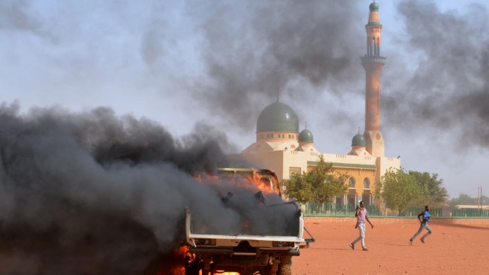 Proteste gegen "Charlie Hebdo": Protest gegen "Charlie Hebdo": In der Hauptstadt Niamey brennt nahe der Großen Moschee ein Auto.