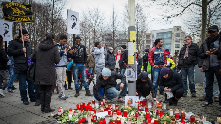 Trauer um getöteten Asylbewerber: Wie starb Khaled I.? Auch vier Tage nach der Tat gibt es daruf keine Antwort. In Dresden haben tausende Bürger des getöteten 20-Jährigen aus Eritrea gedacht.