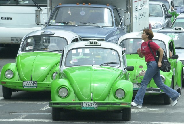 VW-Käfer im Straßenverkehr von Mexiko-Stadt, 2003
