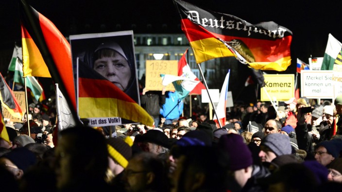 Leserdiskussion: Pegida wird in Bayern und Berlin als "extremistisch" beobachtet, in Sachsen nicht. (Im Bild: Pegida-Demonstranten in Dresden)