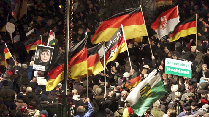 Mehr als 25 000 Menschen haben am Montagabend 12 01 2015 in Dresden an der islamfeindlichen Pegida