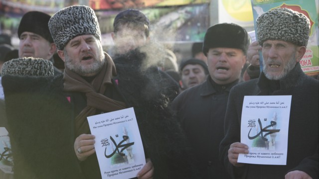 Proteste in Grosny: Ablehnung von als westlich empfundenen Werten: Tschetschenische Muslime marschieren in Grosny gegen die Karikaturen von Charlie Hebdo.