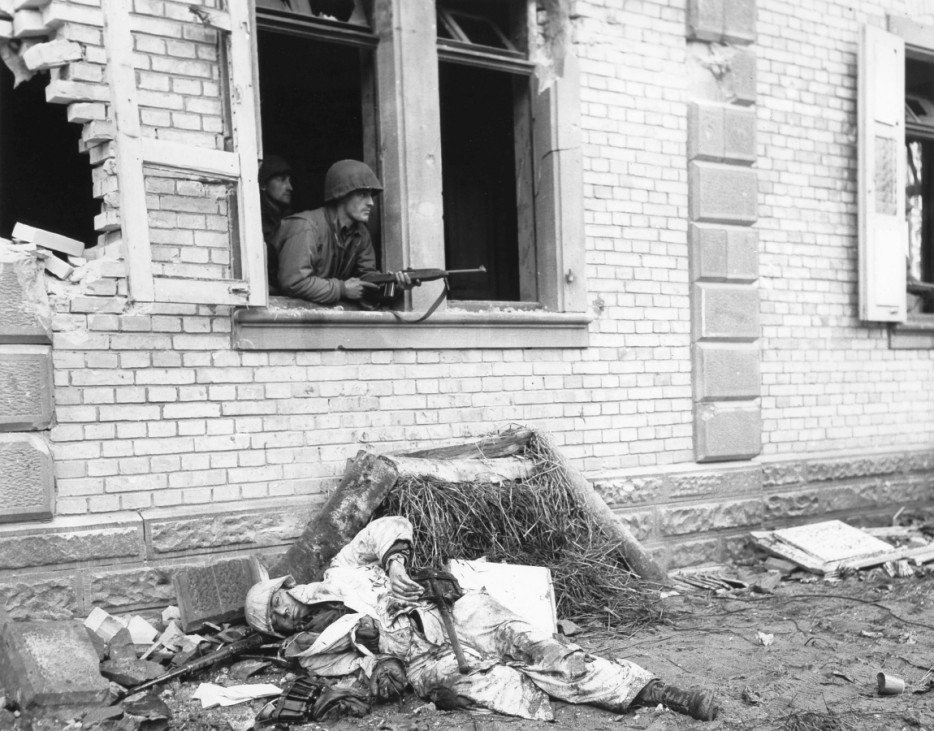 Amerikanische Soldaten in einer deutschen Stadt, 1945