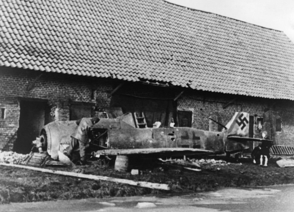 Abgeschossenes deutsches Jagdflugzeug nach deutschem Luftangriff im Raum Holland-Belgien, 1945