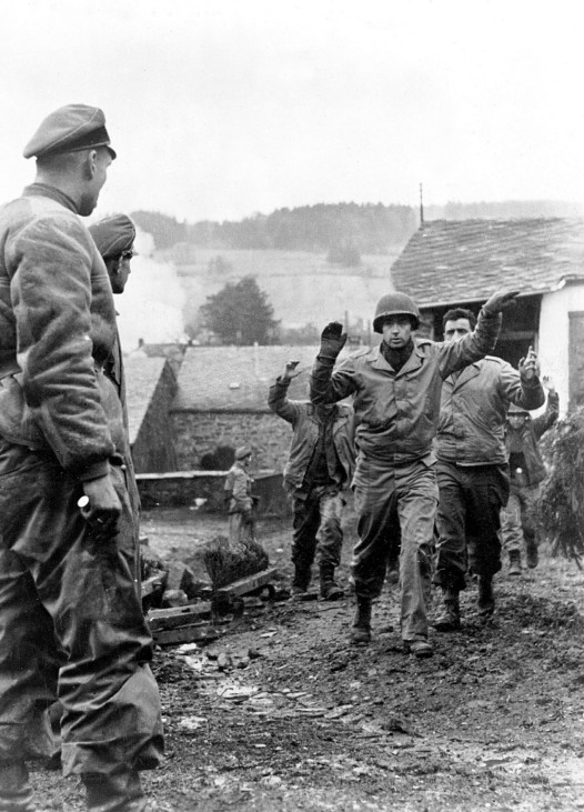 Amerikanische Soldaten ergeben sich einer Einheit der Waffen-SS, 1945