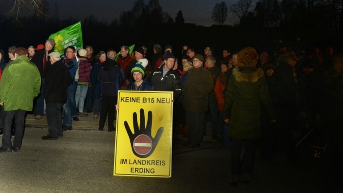 Verkehrspolitik in Bayern: Mehr als 12.000 Unterschriften hat die Bürgerinitiative aus Erding gegen den Neubau der umstrittenen, autobahnähnlichen Bundesstraße B 15 zusammengetragen.