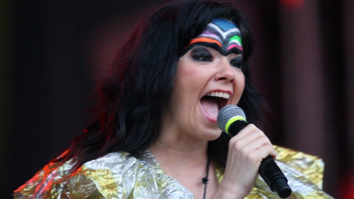 Musik-Piraterie: Vier Jahre sind seit dem letzten Album vergangen. Jetzt musste Sängerin Björk "Vulnicura" früher als geplant veröffentlichen.