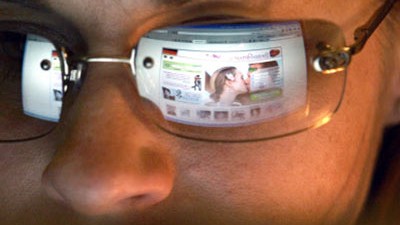 Cybercops im Internet: Auf virtueller Streife im Internet surfen die Beamten der Netzwerkfahndung Chat-Kanäle und Diskussionsforen an, um Straftaten aufzudecken.