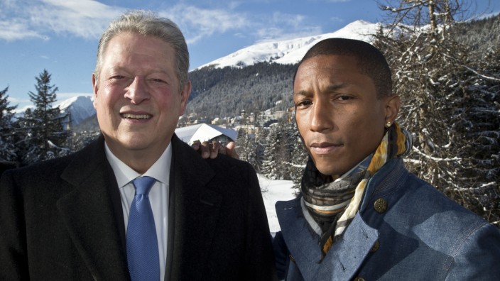 Pharrell Williams in Davos: Pharrell Williams (rechts) will die Umwelt retten - in Davos wirbt er dafür in Jeansjacke neben dem ehemaligen Vizepräsidenten der USA, Al Gore.