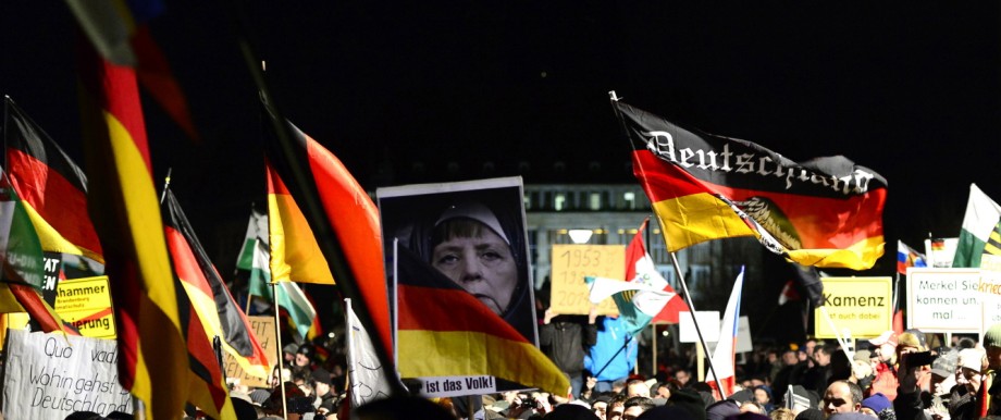 Pegida: Pegida-Demo vorvergangene Woche in Dresden: Die seriösen politischen Parteien dürfen keine Delegationen zur Pegida-Spitze schicken. Das wäre die verfassungsgefährliche Nobilitierung von rassistischen Gehässigkeiten.