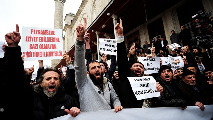 Pressefreiheit: Eine Gruppe türkischer Muslime protestiert in Istanbul unter dem Motto "Wir sind Saïd Kouachi" gegen den Abdruck von Mohammed-Karikaturen.