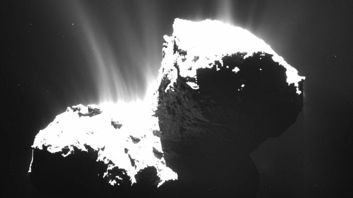Komet 67P: Auf Aufnahmen der Raumsonde Rosetta aus 30 Kilometer Entfernung zeigt Komet 67P bereits leichte Aktivität