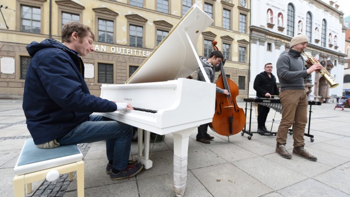 Straßenmusik in München: In der Fußgängerzone machen Daniel Vasiliev und seine Band Honest Talk für große Auftritte wie beim Weltwirtschaftsforum in Davos auf sich aufmerksam.