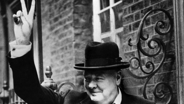 50. Todestag von Winston Churchill: Winston Churchill 1943: Die Victory-Geste wurde zum Markenzeichen des Kriegspremiers