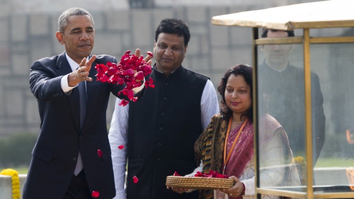 Obama in Indien: Ehrung für den indischen Unabhängigkeitskämpfer: US-Präsident Barack Obama wirft Rosenblätter auf das Denkmal für Mahatma Gandhi.