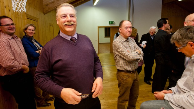 Bruck: Bürgermeister Josef Schwäbl hat Grund zu lachen: Das Bürgerbegehren gegen das von ihm befürwortete Gewerbegebiet in Taglaching ist gescheitert.