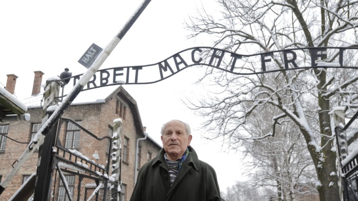 Ihr Forum: Der Zeitzeuge Mordechai Ronen steht am Eingang des Konzentrationslagers Auschwitz.