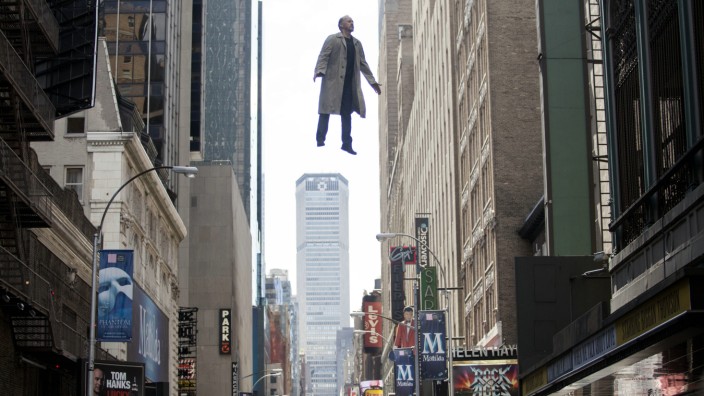 "Birdman" im Kino: Ein Mann hebt ab, verlässt die Niederungen des Blockbuster-Kinos und entschwebt zu Höherem: Michael Keaton als Riggan Thomson.