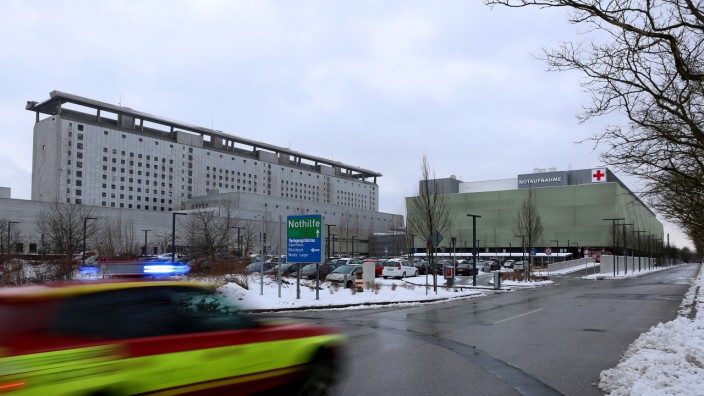 Klinik der Universität München: Die Klinik mit dem hoch aufragenden Bettenhaus stammt aus den 1970er-Jahren und ist nicht mehr zeitgemäß.