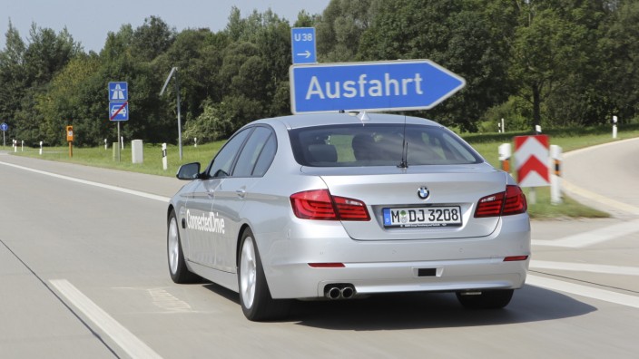 Autonomes Fahren: BMW 5er auf der Autobahn