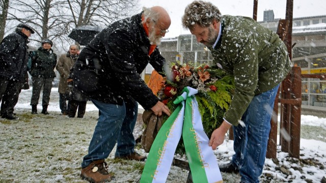Gedenken: Bei Schneetreiben legen der Bildhauer Johannes Götz (links) und Bürgermeister Martin Schäfer am Mahnmal in Gröbenzell einen Kranz nieder.