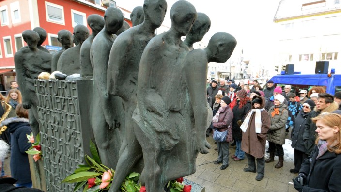 Gedenken: Etwa 100 Besucher gedenken mit einer Schweigeminute am Mahnmal in Fürstenfeldbruck der Opfer des Todesmarsches am Ende des Zweiten Weltkriegs.
