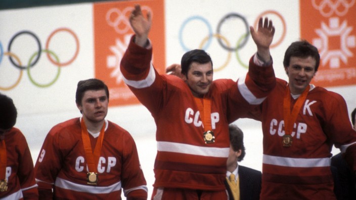 Eishockey-Film "Red Army": Die rote Maschine auf dem Höhepunkt ihrer Zeit: Krutow, Torhüter Tretjak und Kapitän Fetisow (v.l.) feiern den Olympiasieg 1984 in Sarajevo.