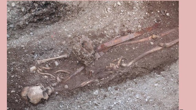 Gilching: Ausgegraben: Ein Skelett mit Grabbeigabe...